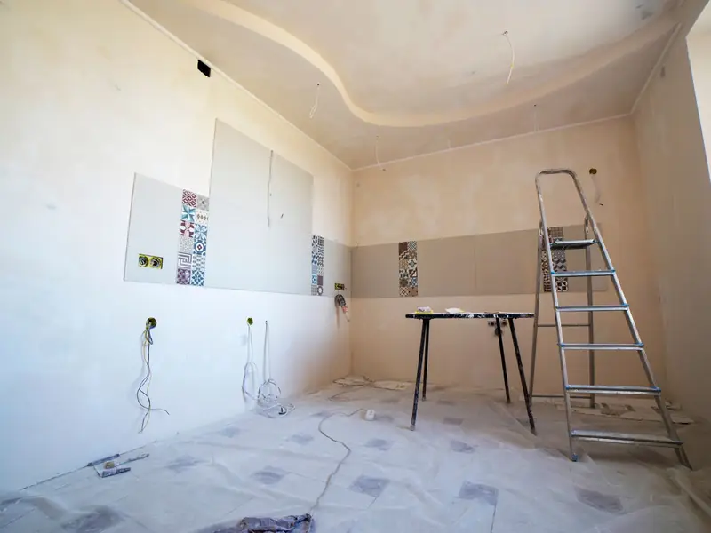 Boya ve alçı işi süren, merdiven ve tezgâh bulunan bir oda